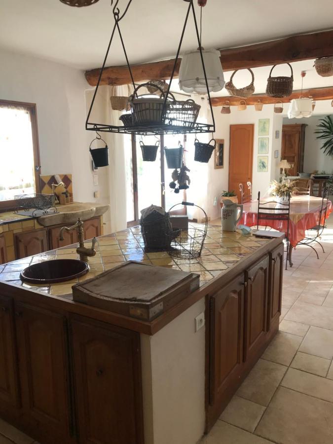 Bastide Campagne Canal Cucuron Bagian luar foto